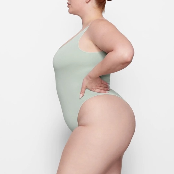 Skims ESSENTIAL SCOOP NECK BODYSUIT | AGAVE - Picture 3 of 10